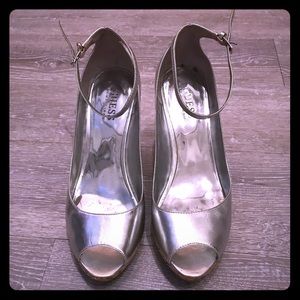 ⚡️SALE⚡️ Guess by Marciano silver and cork wedges